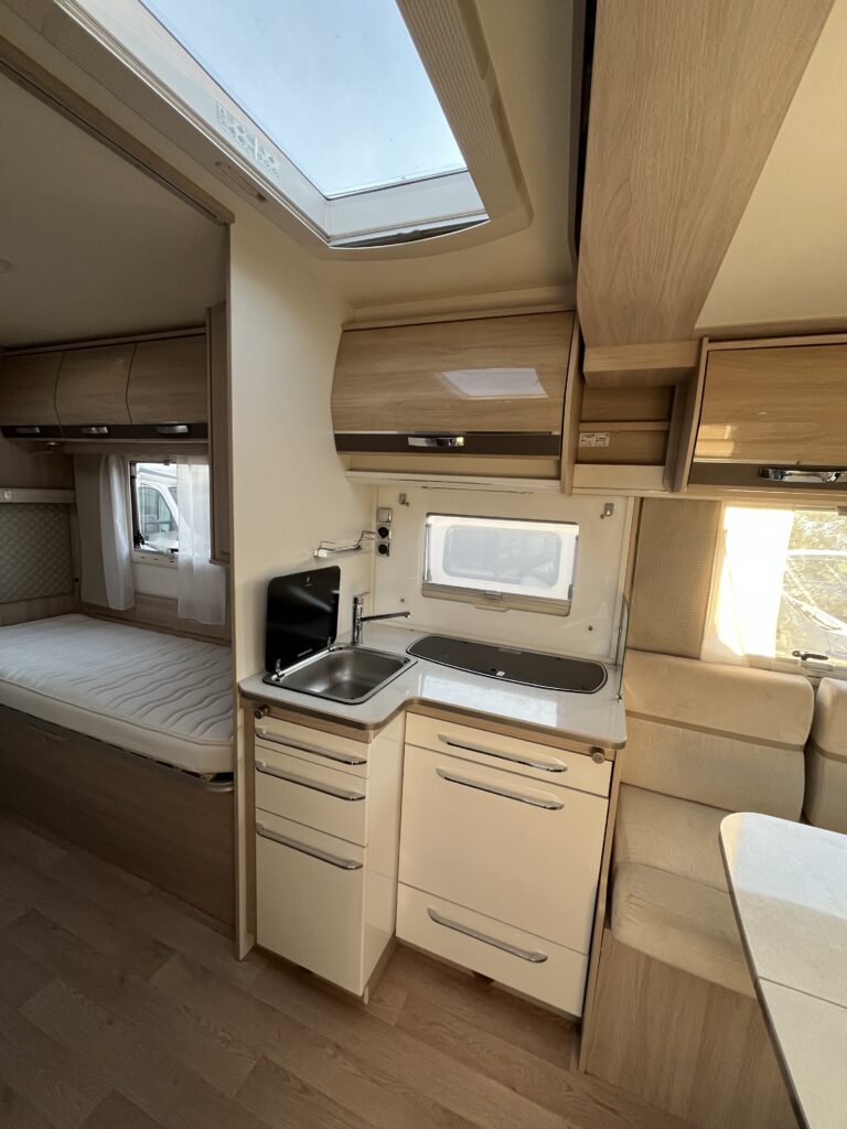 Rapido 665F Camas gemeas e basculante