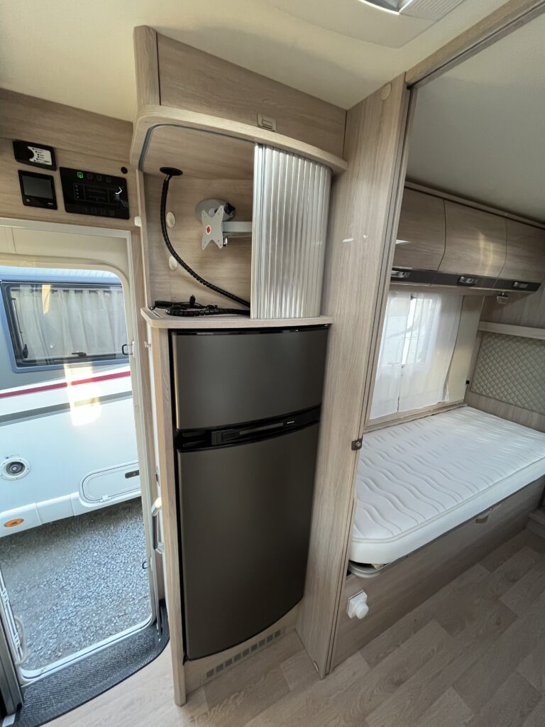 Rapido 665F Camas gemeas e basculante