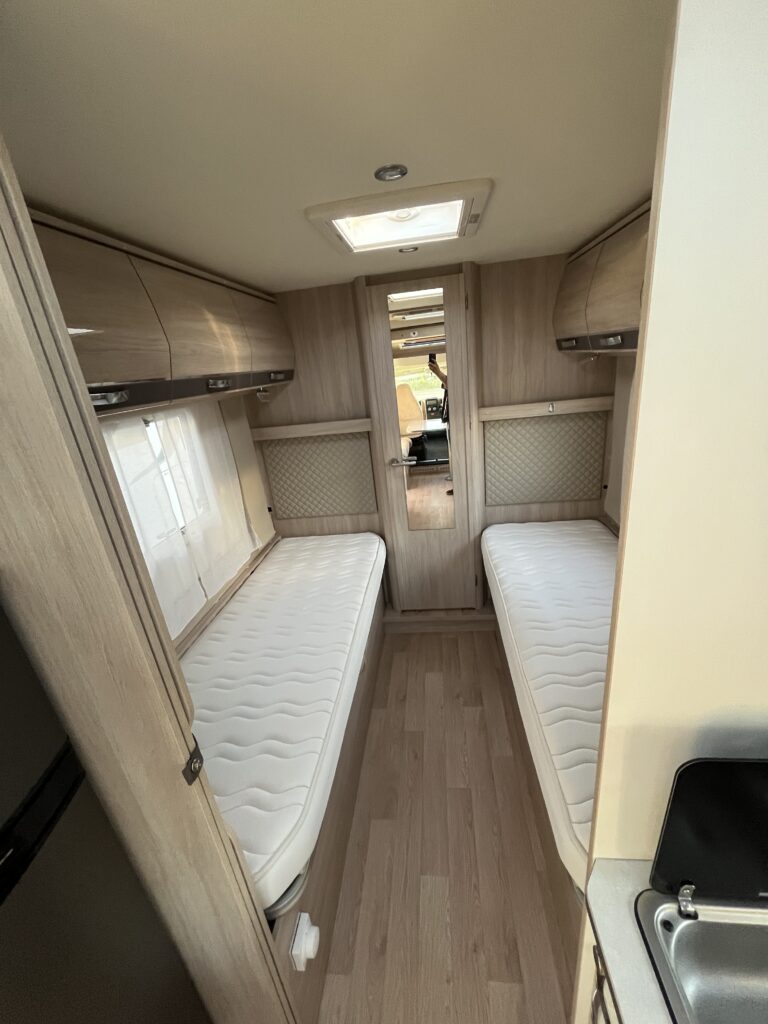 Rapido 665F Camas gemeas e basculante