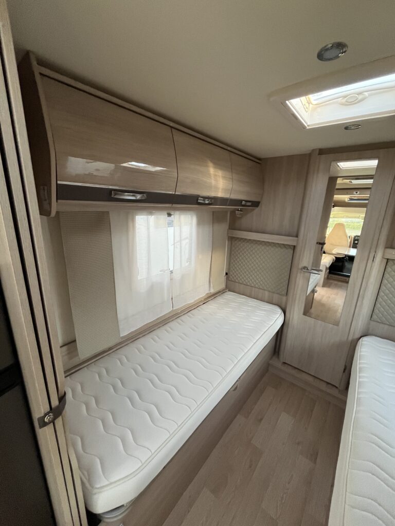 Rapido 665F Camas gemeas e basculante