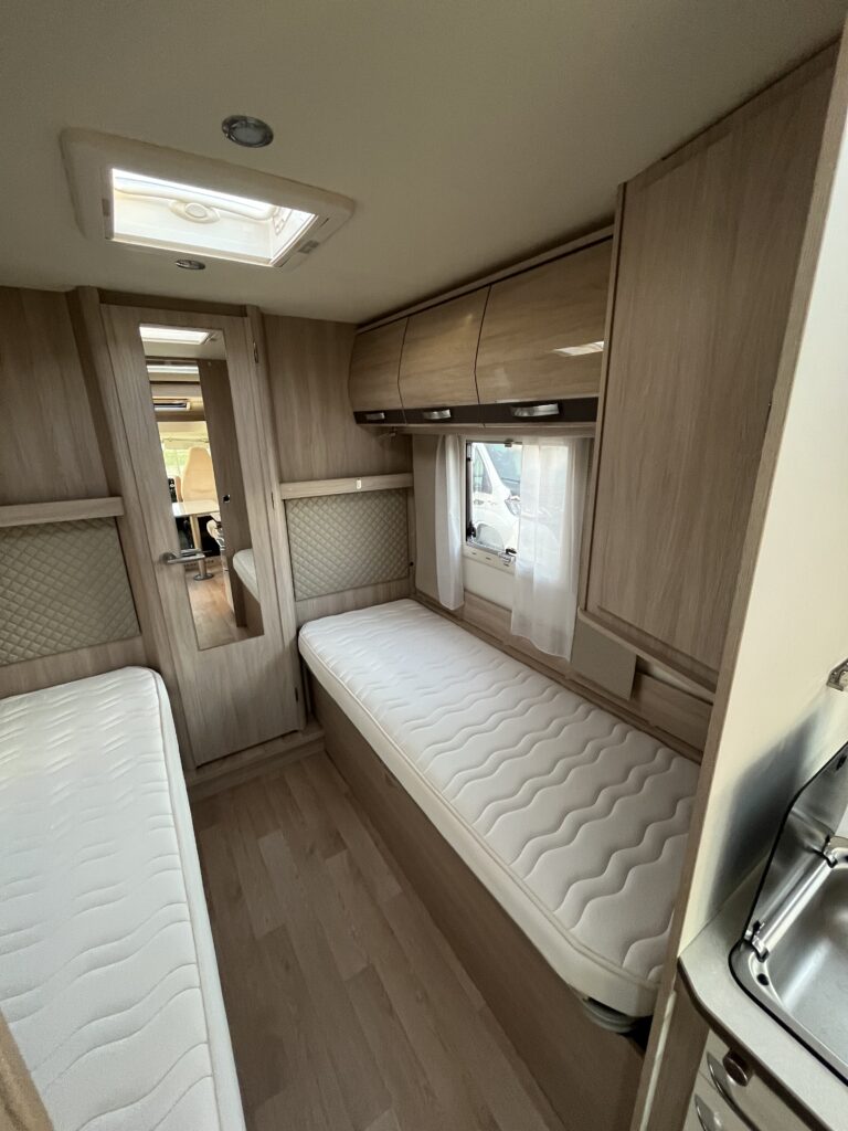 Rapido 665F Camas gemeas e basculante