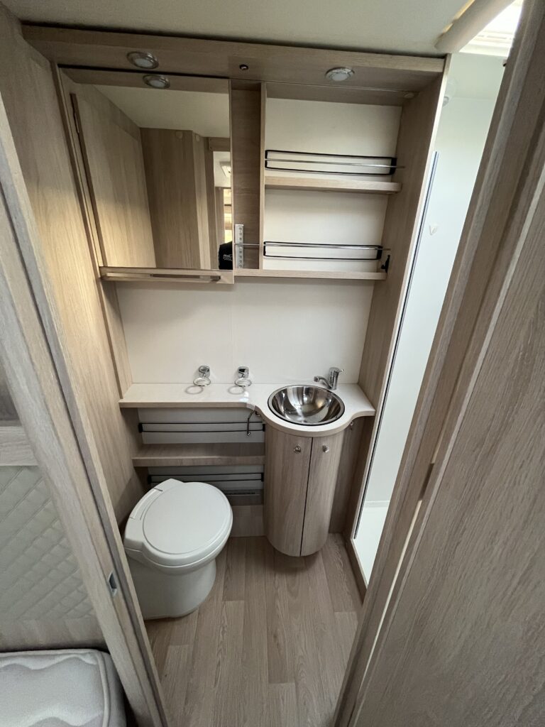 Rapido 665F Camas gemeas e basculante