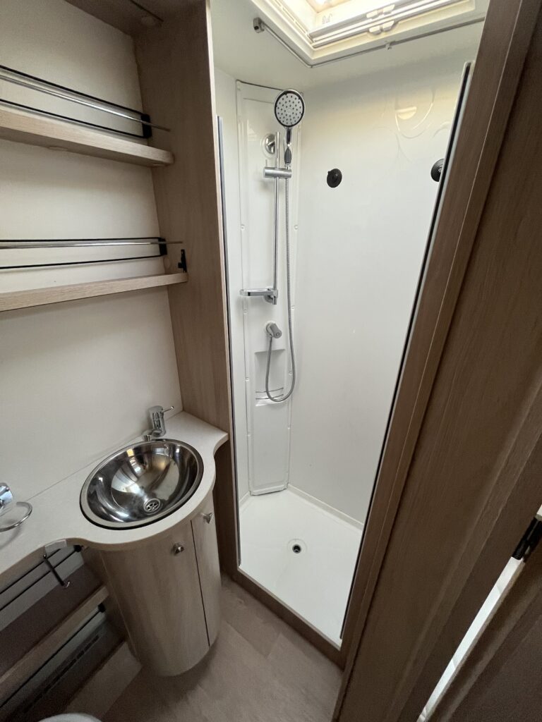 Rapido 665F Camas gemeas e basculante