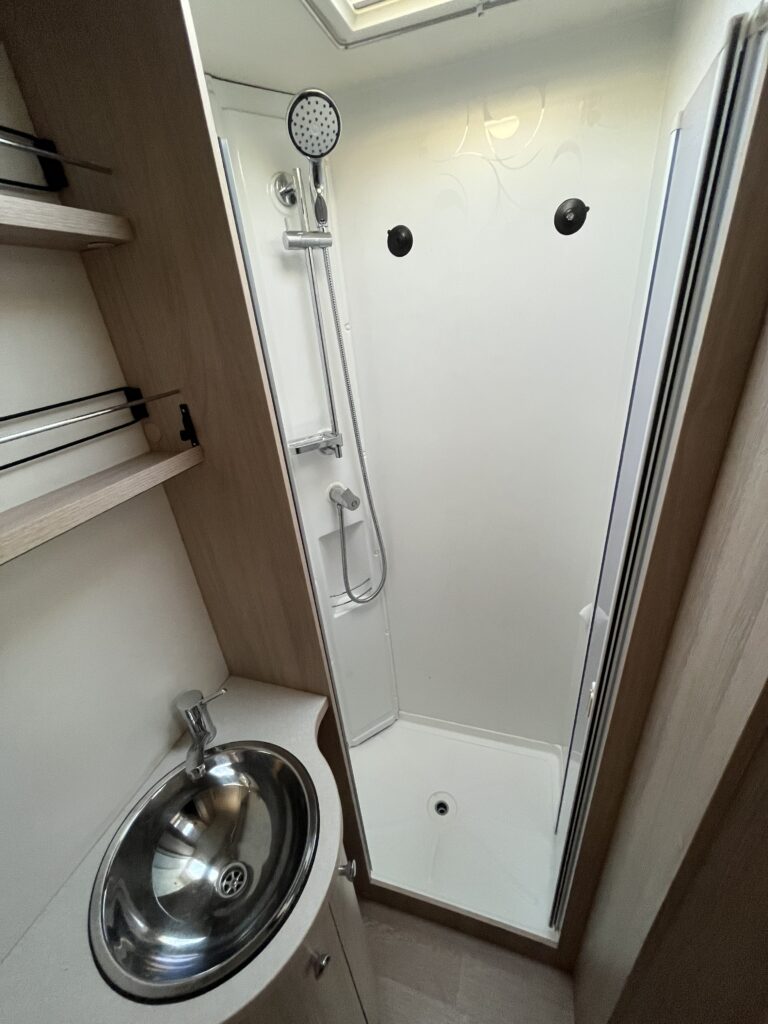 Rapido 665F Camas gemeas e basculante