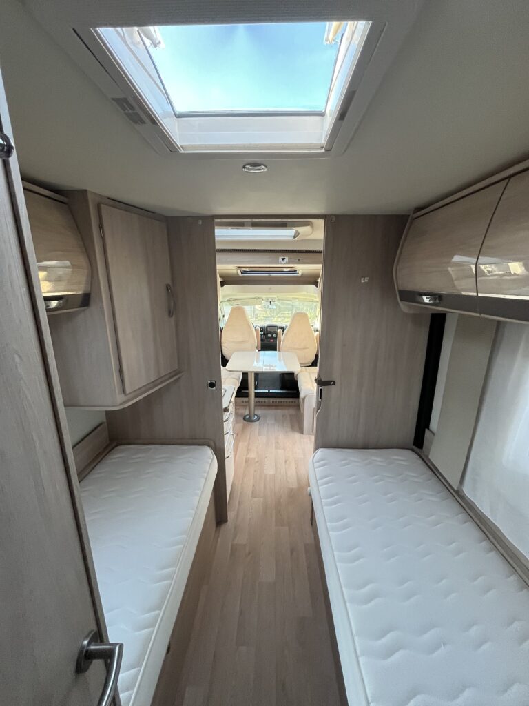 Rapido 665F Camas gemeas e basculante