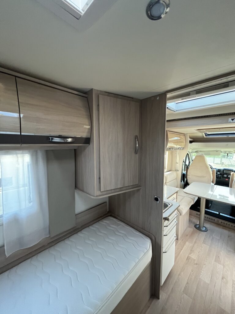 Rapido 665F Camas gemeas e basculante