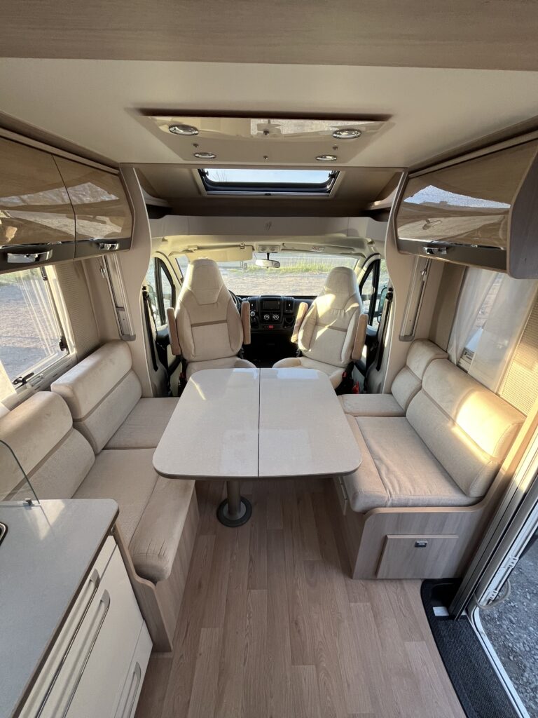 Rapido 665F Camas gemeas e basculante