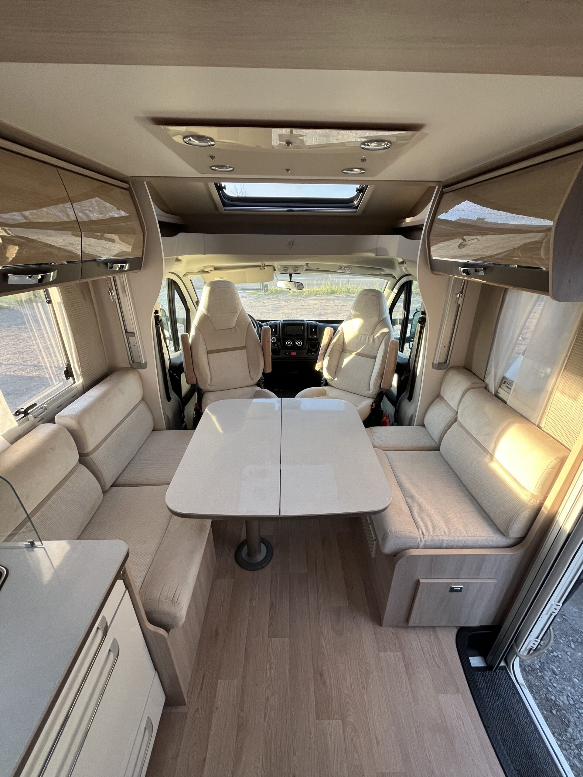 Rapido 665F Camas gemeas e basculante – MM Camping
