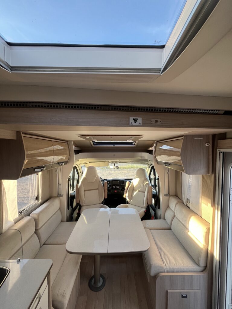 Rapido 665F Camas gemeas e basculante