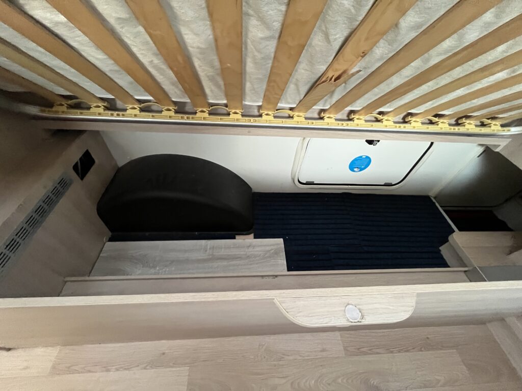 Rapido 665F Camas gemeas e basculante