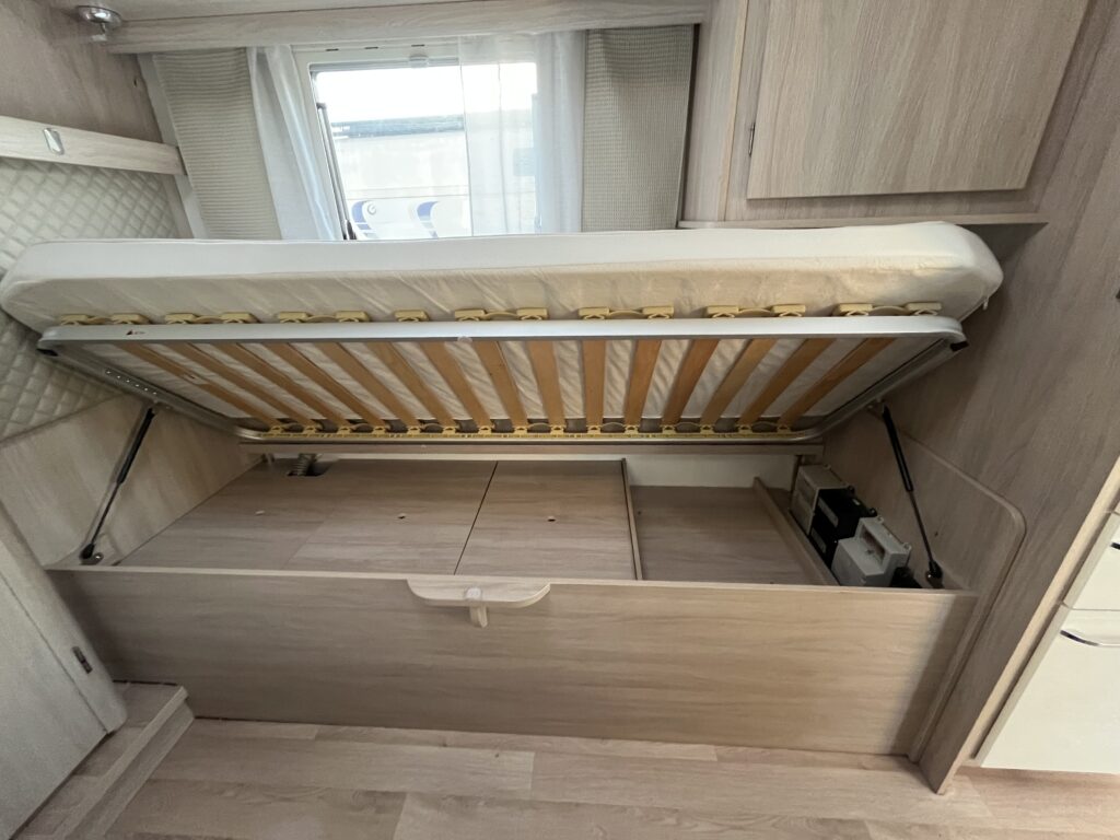 Rapido 665F Camas gemeas e basculante