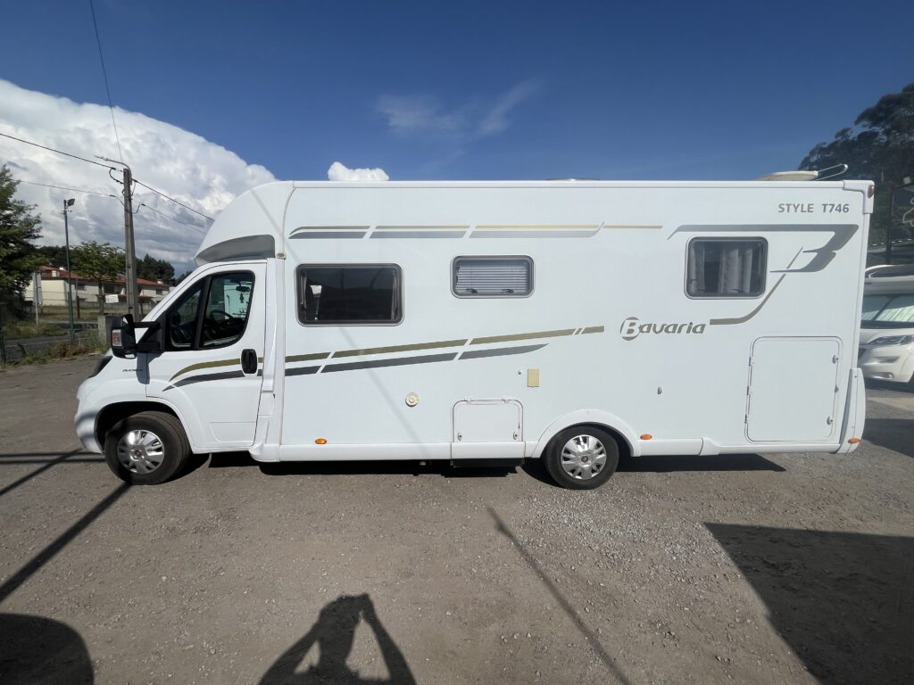 Bavaria T746 Style Cama Central e Basculante