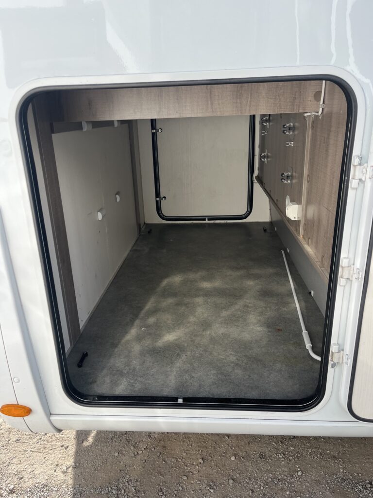 Bavaria T746 Style Cama Central e Basculante