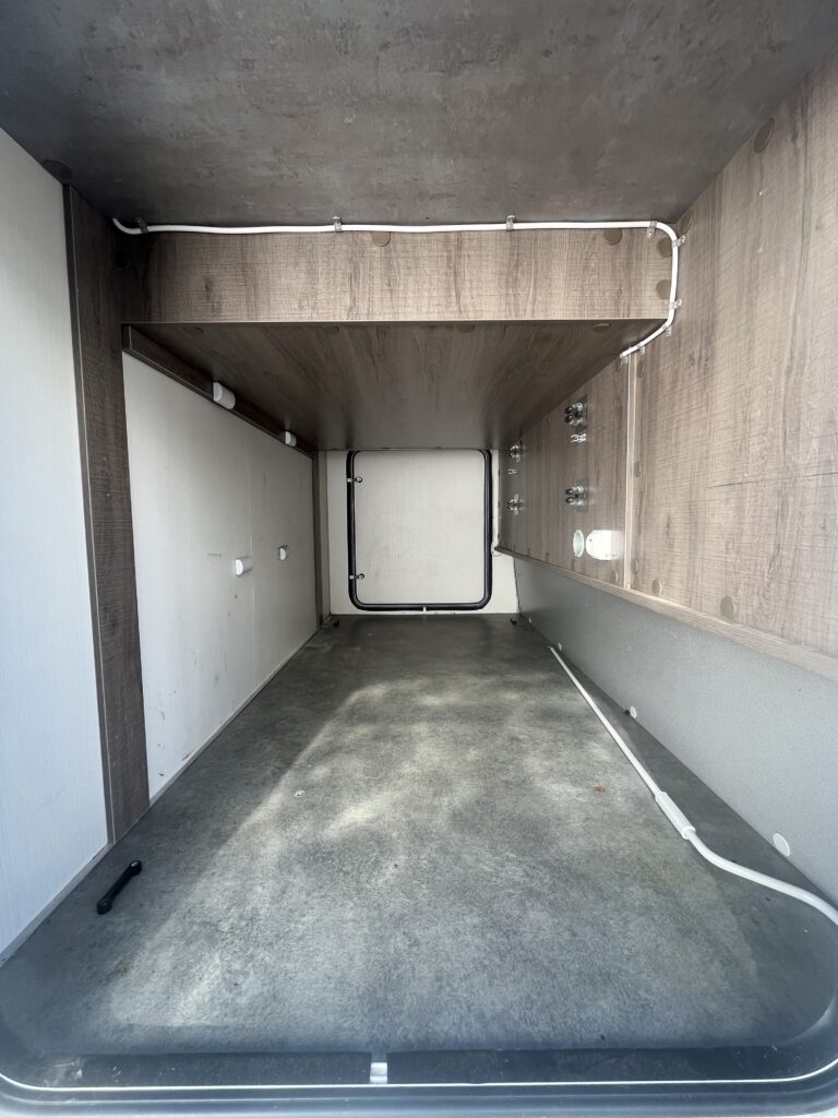 Bavaria T746 Style Cama Central e Basculante