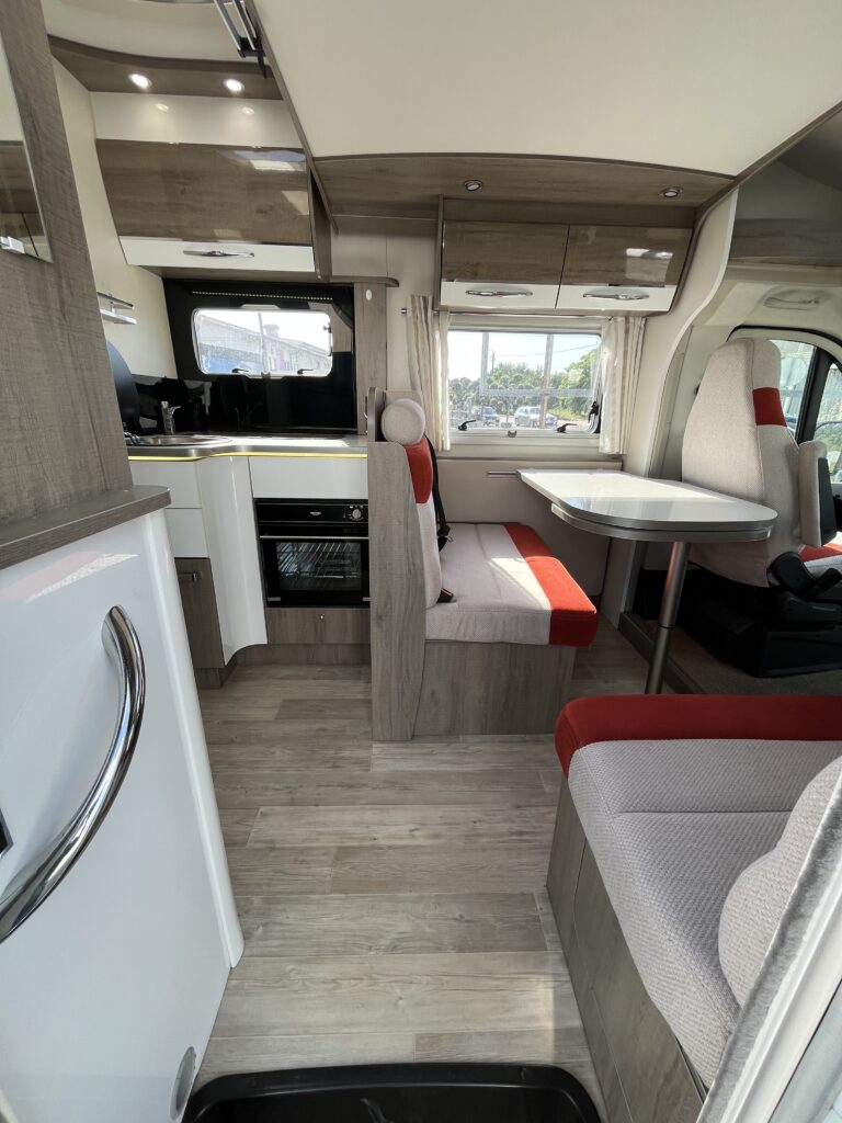 Bavaria T746 Style Cama Central e Basculante