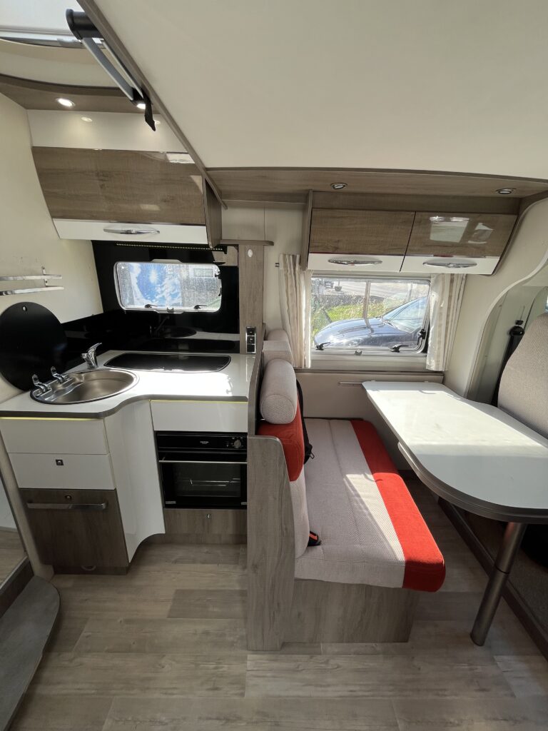 Bavaria T746 Style Cama Central e Basculante