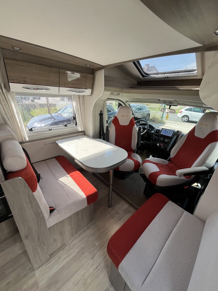 Bavaria T746 Style Cama Central e Basculante