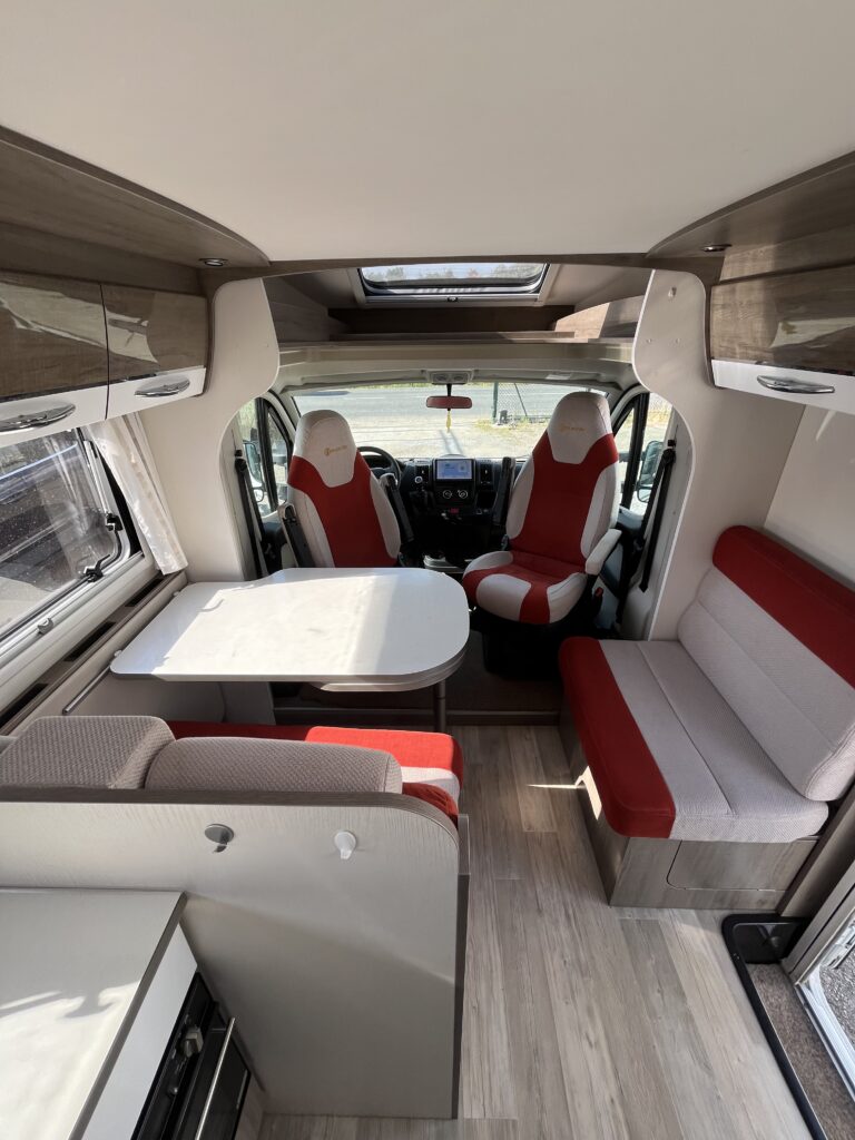 Bavaria T746 Style Cama Central e Basculante