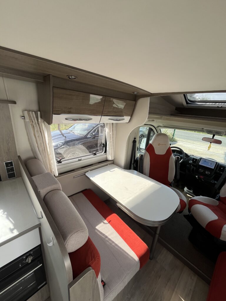 Bavaria T746 Style Cama Central e Basculante