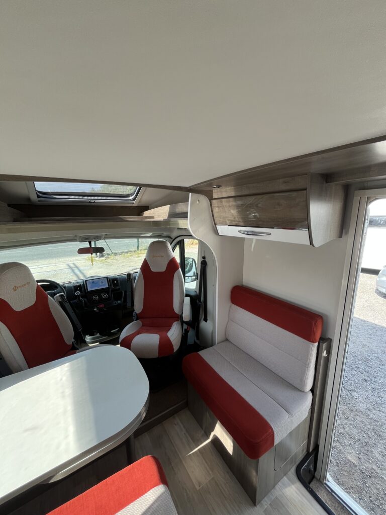 Bavaria T746 Style Cama Central e Basculante