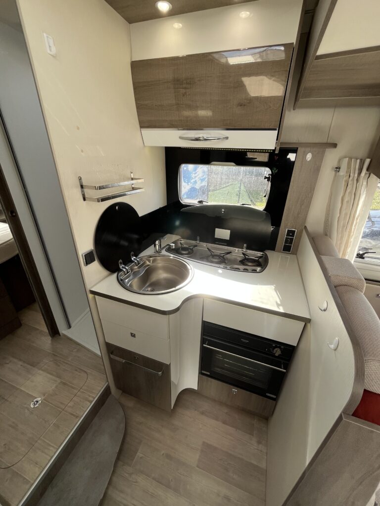 Bavaria T746 Style Cama Central e Basculante