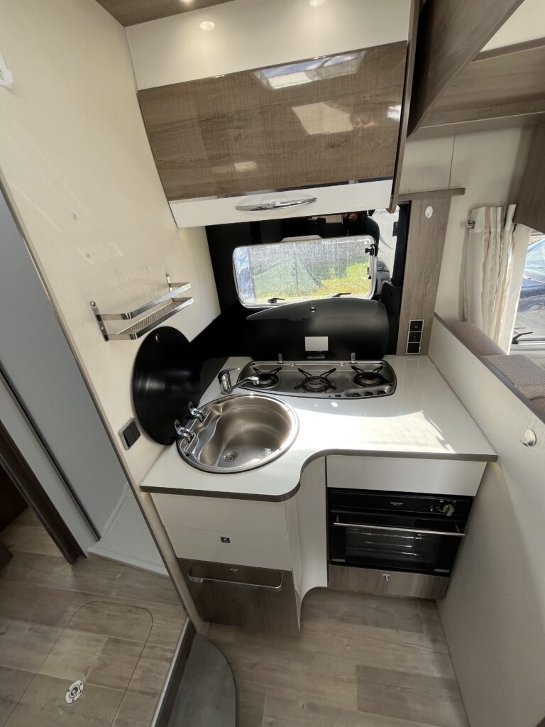 Bavaria T746 Style Cama Central e Basculante