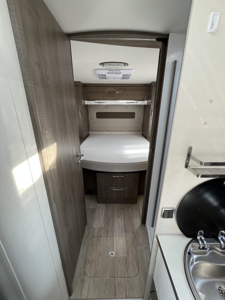 Bavaria T746 Style Cama Central e Basculante