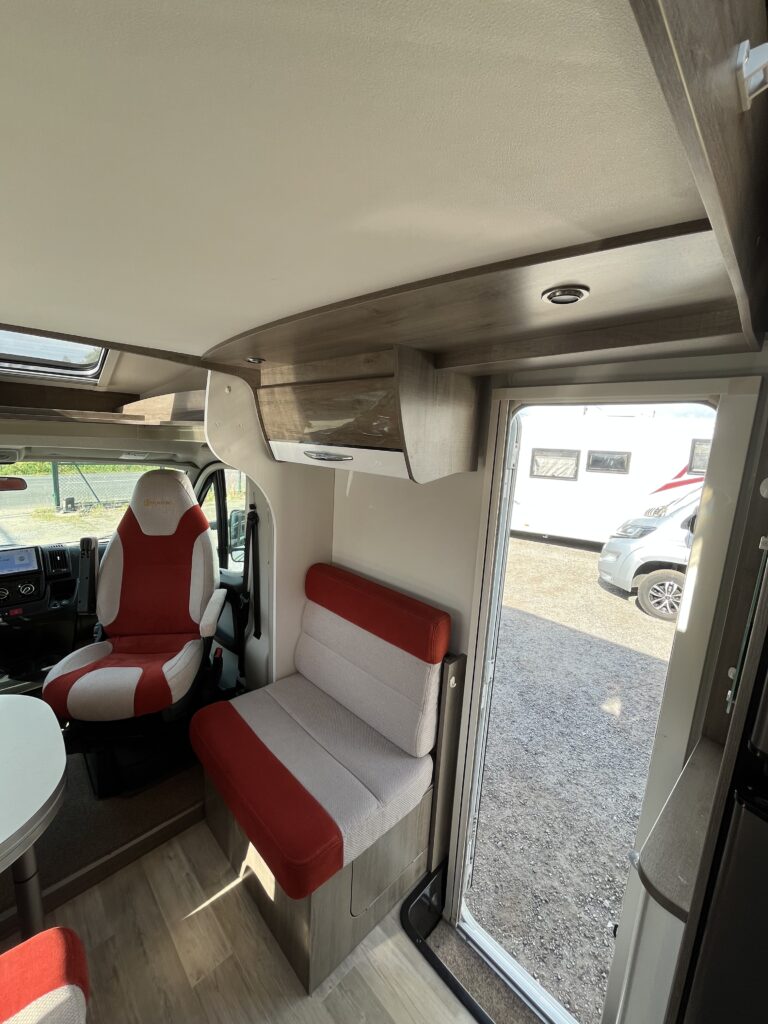 Bavaria T746 Style Cama Central e Basculante