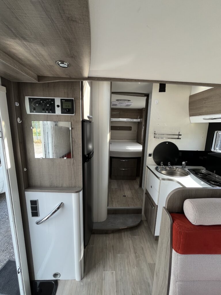 Bavaria T746 Style Cama Central e Basculante