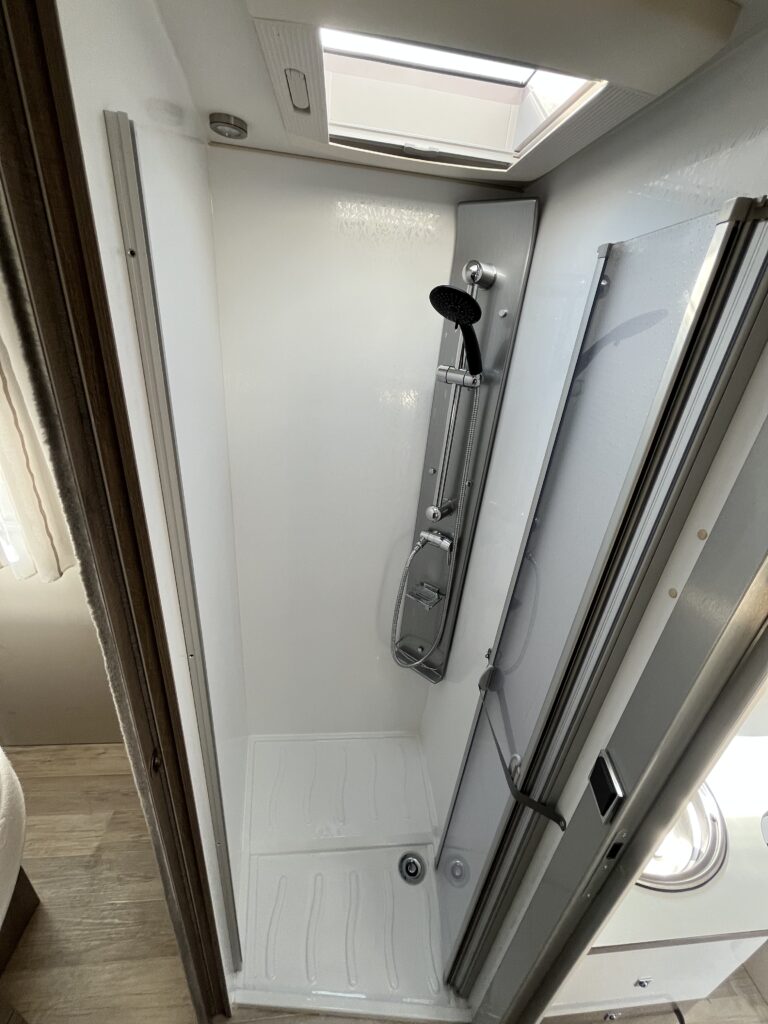 Bavaria T746 Style Cama Central e Basculante