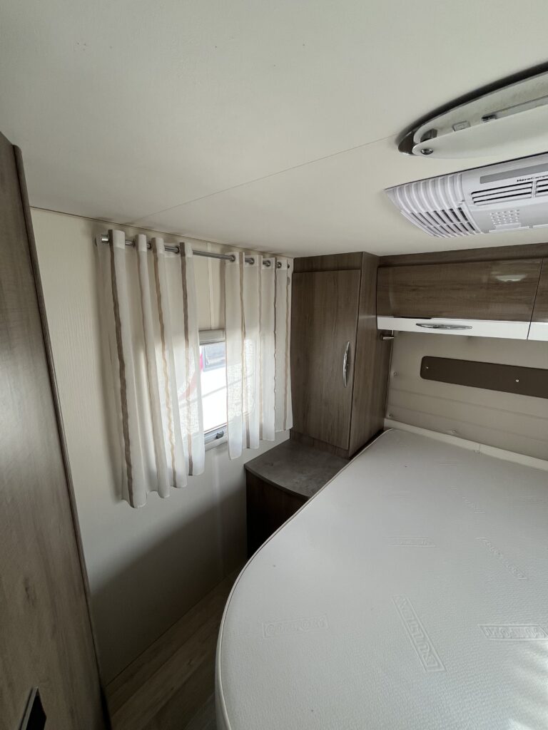 Bavaria T746 Style Cama Central e Basculante