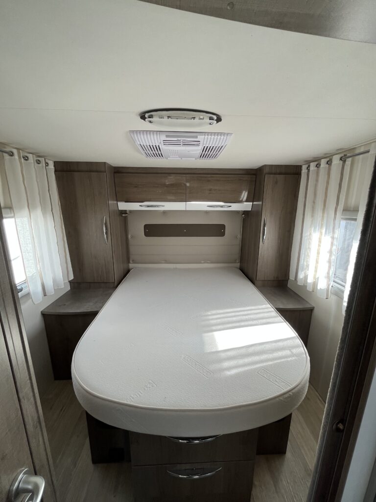 Bavaria T746 Style Cama Central e Basculante