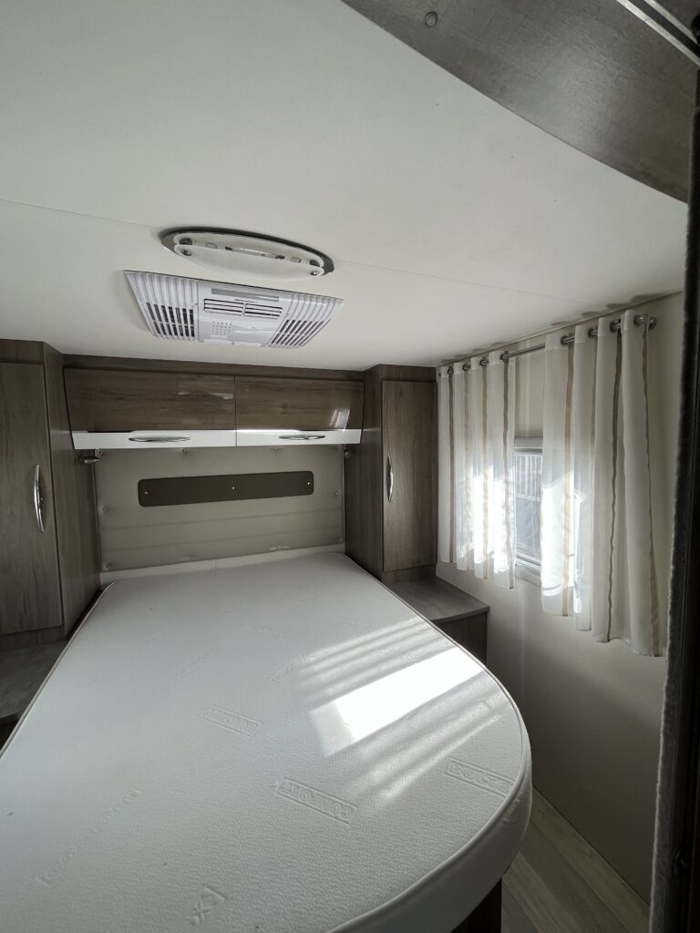 Bavaria T746 Style Cama Central e Basculante