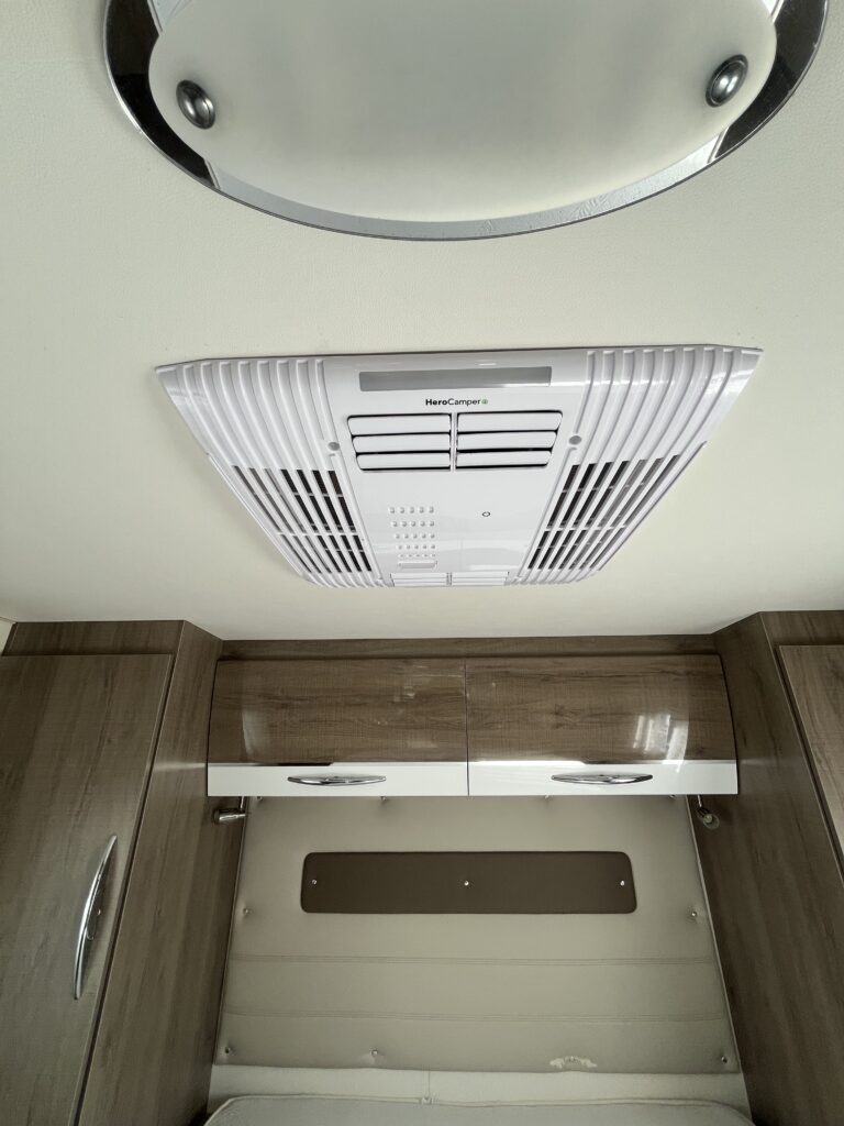 Bavaria T746 Style Cama Central e Basculante