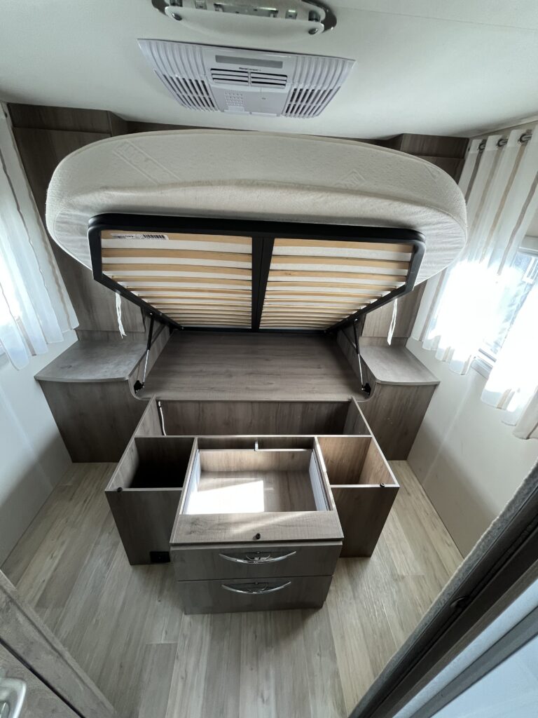 Bavaria T746 Style Cama Central e Basculante