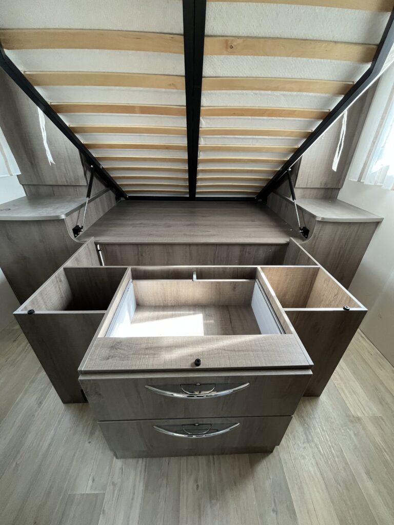 Bavaria T746 Style Cama Central e Basculante