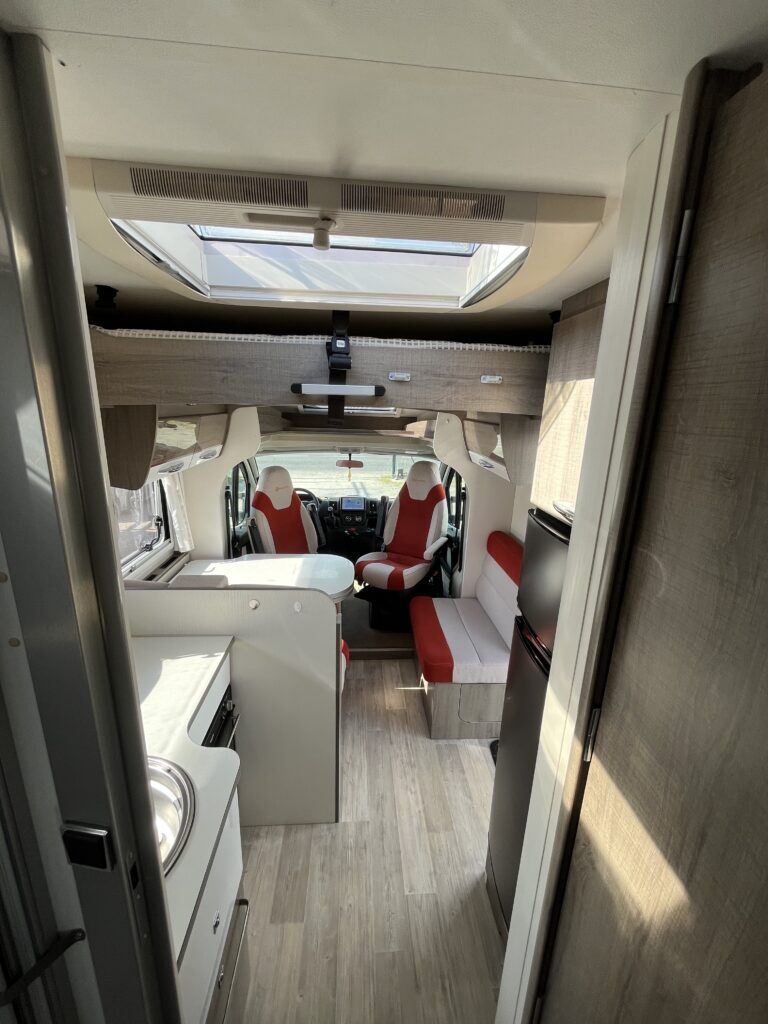 Bavaria T746 Style Cama Central e Basculante
