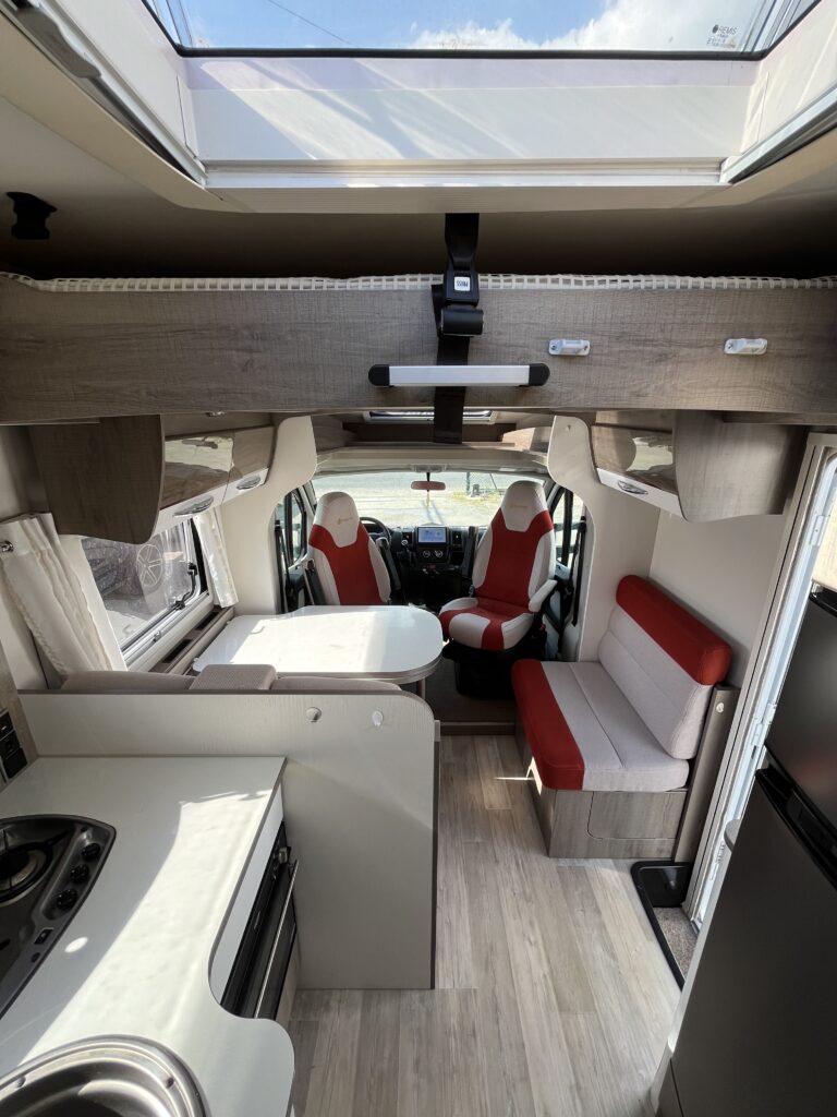 Bavaria T746 Style Cama Central e Basculante