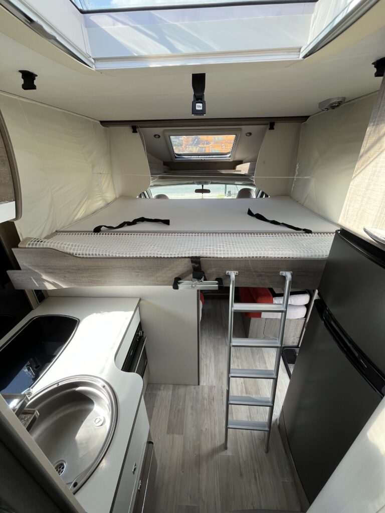Bavaria T746 Style Cama Central e Basculante