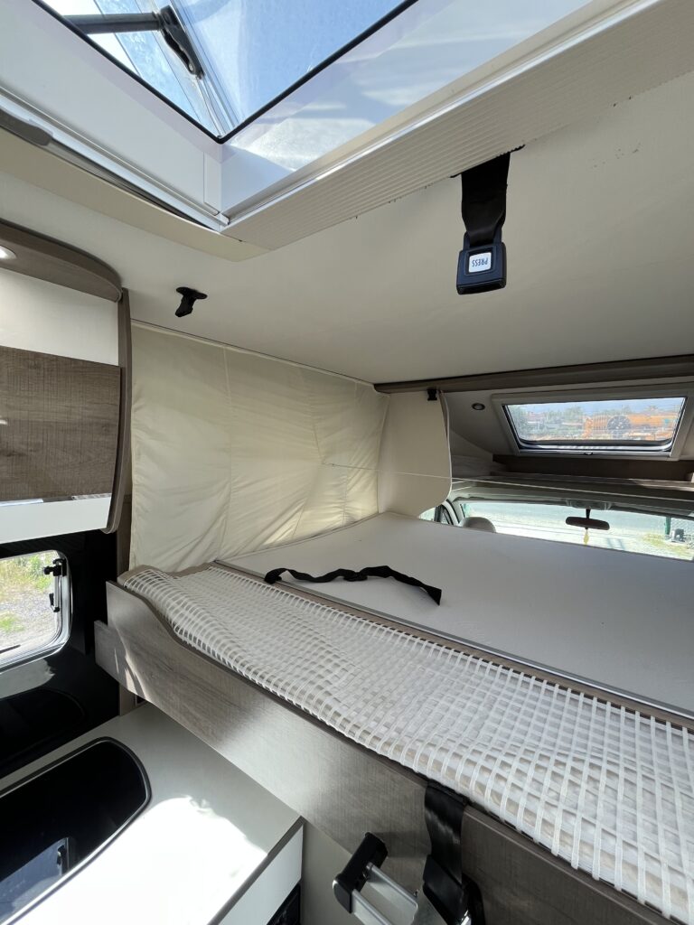 Bavaria T746 Style Cama Central e Basculante