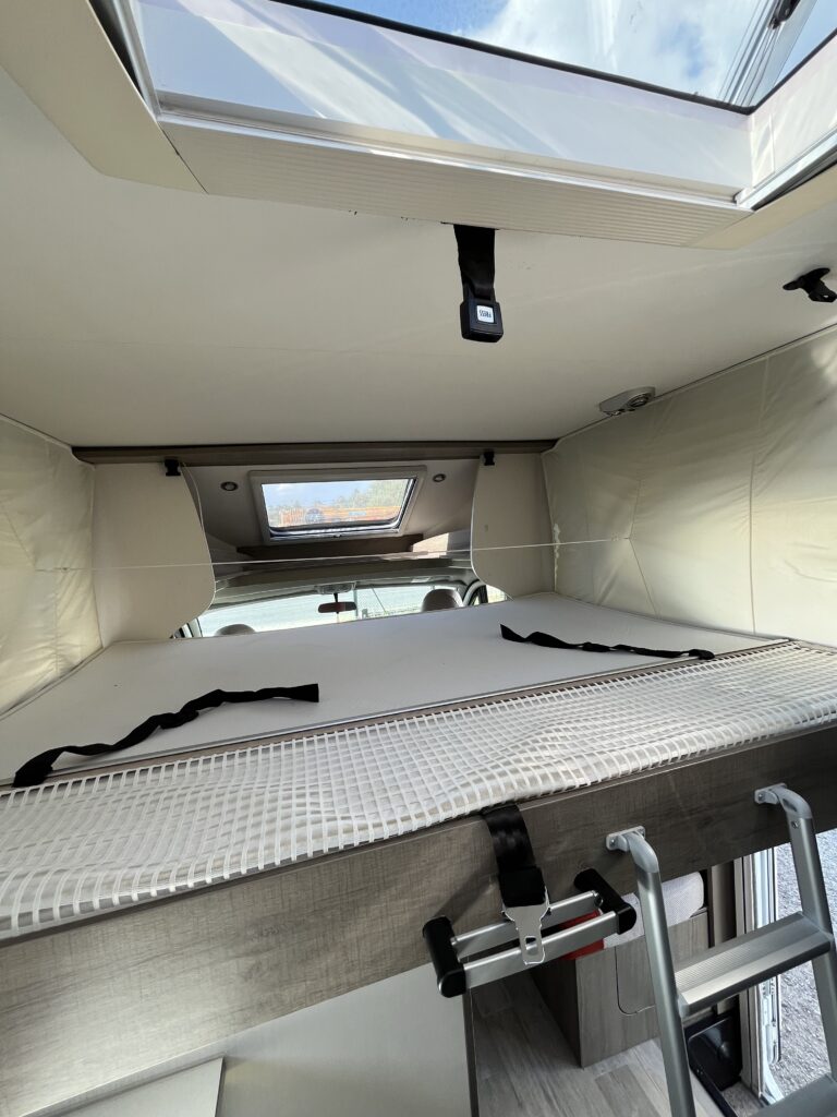 Bavaria T746 Style Cama Central e Basculante