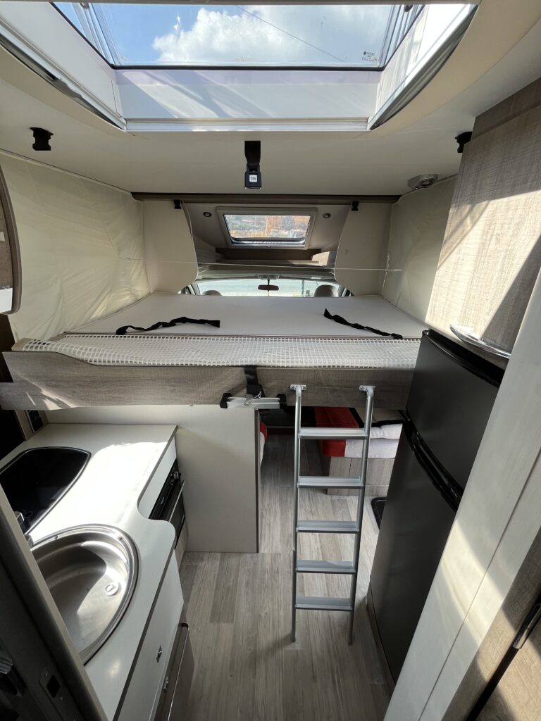 Bavaria T746 Style Cama Central e Basculante
