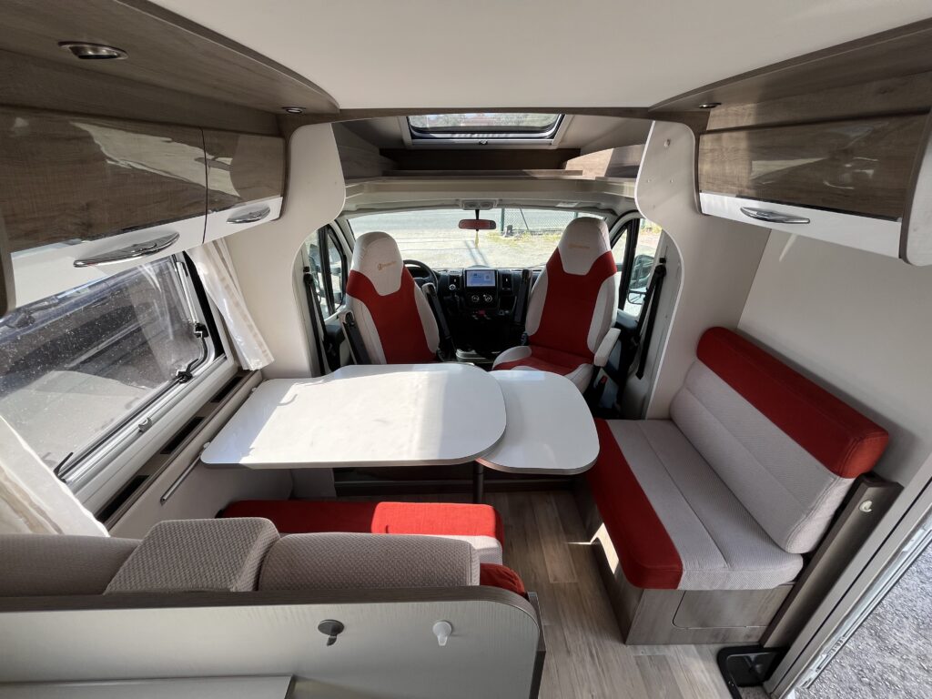 Bavaria T746 Style Cama Central e Basculante