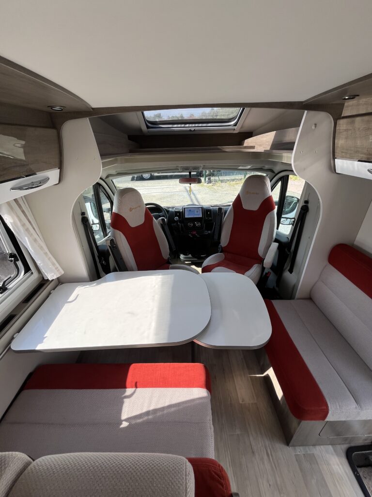 Bavaria T746 Style Cama Central e Basculante