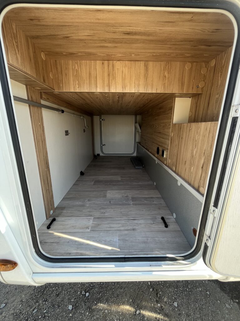 Bavaria T706 Cama Central e Basculante