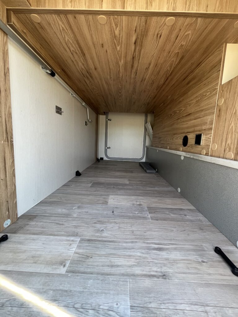 Bavaria T706 Cama Central e Basculante