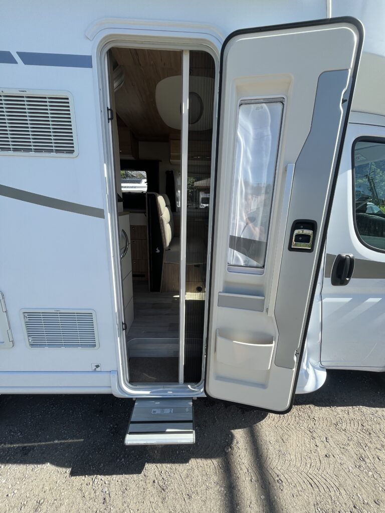 Bavaria T706 Cama Central e Basculante