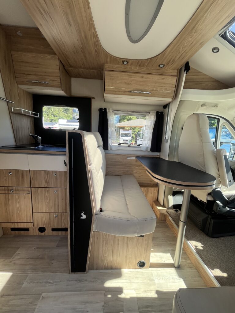 Bavaria T706 Cama Central e Basculante