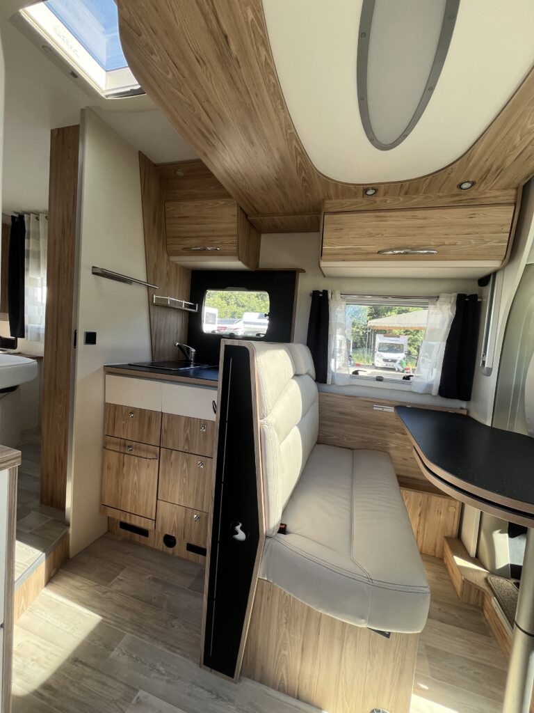 Bavaria T706 Cama Central e Basculante