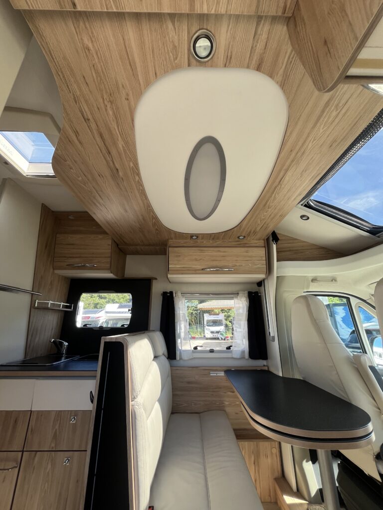 Bavaria T706 Cama Central e Basculante